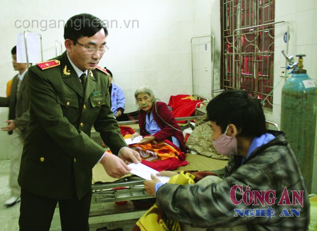 Thiếu tướng Nguyễn Xuân Lâm - Giám đốc Công an tỉnh tặng quà cho các bệnh nhân đang nằm điều trị  tại Bệnh viện Lao và Bệnh phổi Nghệ An