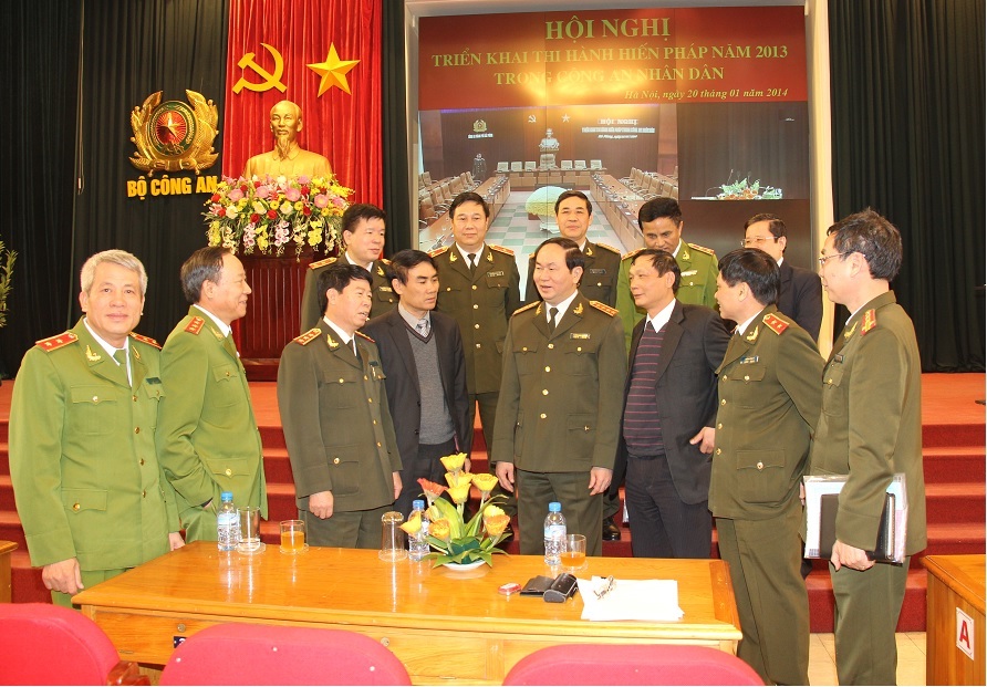   Bộ trưởng Trần Đại Quang và các đại biểu trao đổi tại Hội nghị.