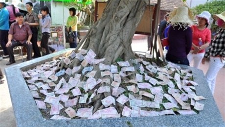 Mỗi mùa lễ hội Chùa Hương thu khoảng 1.200 bao tải tiền lẻ. Ảnh minh họa