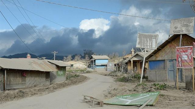 Sau khi núi lửa Sinabung (Indonesia) phun trào, toàn bộ khu vực lân cận bị bao phủ bởi lớp tro trắng, 16 người thiệt mạng, hàng trăm ngôi nhà bị phá hủy.