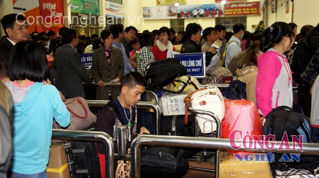 Hàng trăm hành khách vật vạ tại sân bay Vinh
