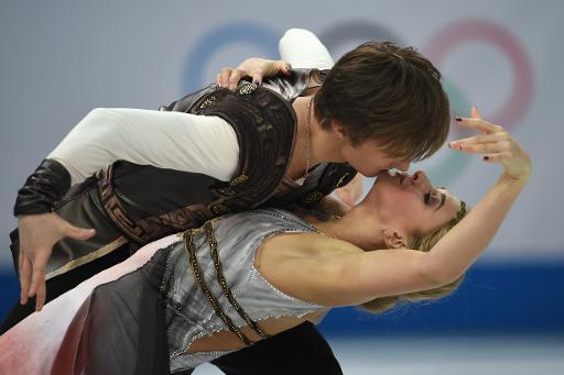 Hai vận động viên trượt ván trên băng  Isabella Tobias và Deividas Lithuania Stagniunas với những động tác ăn ý