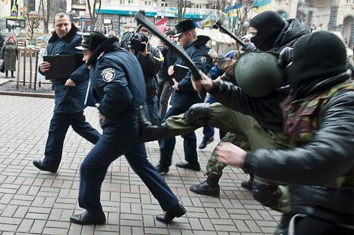 Cảnh sát đuổi theo và bắt người biểu tình bên ngoài thành phố Kiev
