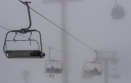 Cáp treo cho môn trượt tuyết trong sương mù dày đặc ở khuôn viên Rosa, nơi tổ chức Thế vận hội Olympic Sochi
