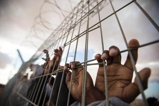 Người tị nạn châu Phi nhập cưa bất hợp pháp vào Israel thông qua Ai Cập, chờ đợi trong một trung tâm giam giữ ở sa mạc Negev