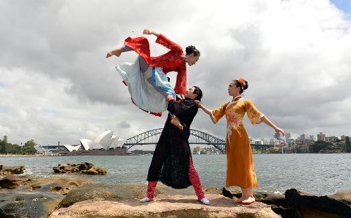 Vũ công ba lê tcủa một công ty Trung Quốc trong một buổi tạo hình phía trước cầu Sydney
