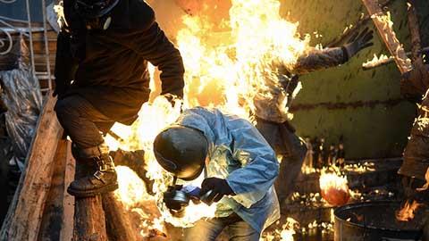 Những người biểu tình bị bắt lửa khi giao chiến với cảnh sát tại Kiev