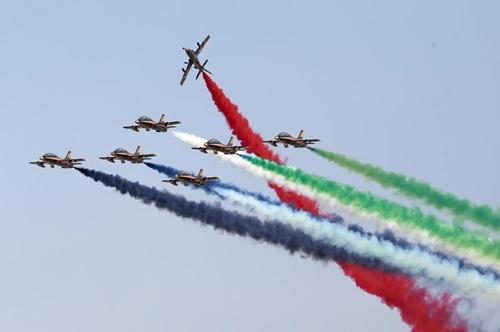 Abu Dhabi Air Expo, triển lãm hàng không phát triển nhanh nhất khu vực Trung Đông, khai mạc hôm qua với màn trình diễn nhào lộn của không quân Các Tiểu vương quốc Arab Thống nhất (UAE)