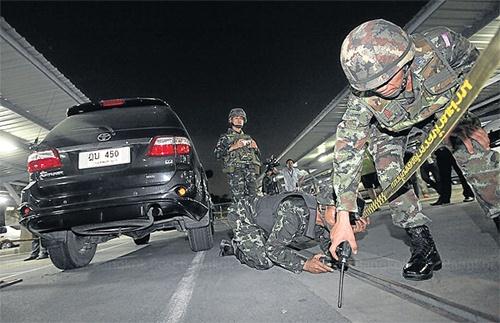 Hai quả lựu đạn hôm qua được ném vào đài truyền hình PBS ở thủ đô Bangkok, làm hư hại ba xe ôtô của nhân viên đài, khi bạo lực đang leo thang trong thành phố.