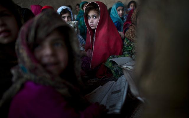 Trẻ em Pakistan, có gia đình bị ly tán từ những bộ lạc của Pakistan do cuộc chiến giữa quân Taliban và chính phủ, tham dự lớp học Madrassa hàng ngày, tại một ngôi đền ở ngoại ô Islamabad