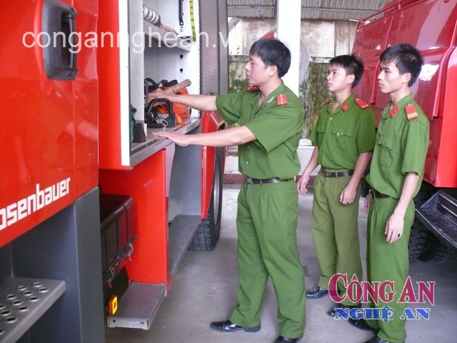 Thượng úy Nguyễn Văn Lộc hướng dẫn  các đoàn viên trẻ trong thực hiện nhiệm vụ chuyên môn