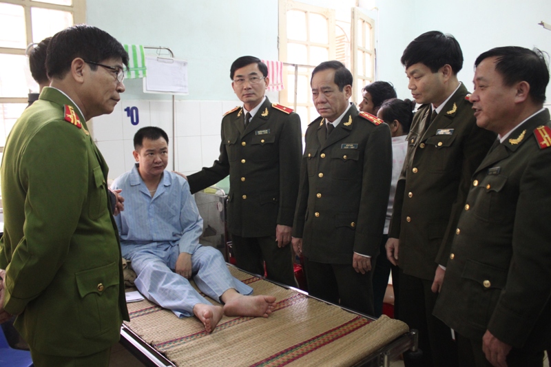 Thiếu tướng Nguyễn Xuân Lâm - Giám đốc Công an tỉnh  và đại diện các phòng, ban đến thăm hỏi,  động viên 2 cán bộ bị thương trong lúc làm nhiệm vụ