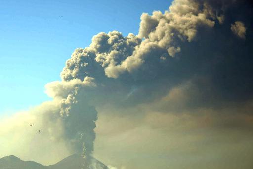Một đám mây khói bốc ra từ núi lửa Pacaya, Guatemala