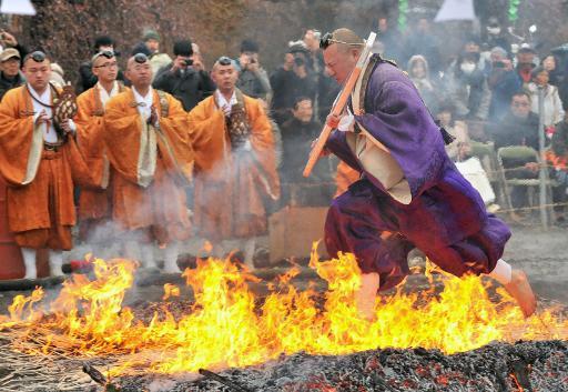 Một Phật tử đi chân trần trên than nóng tại Nagatoro, Nhật Bản, nhân dịp một lễ hội