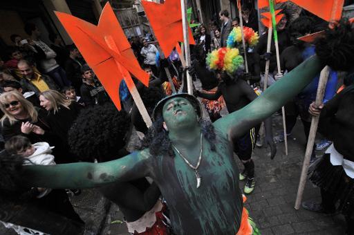 Một người đàn ông với cơ thể được sơn màu trong cuộc lễ hội có nguồn gốc từ Brazil, tại Tripoli, miền bắc Lebanon