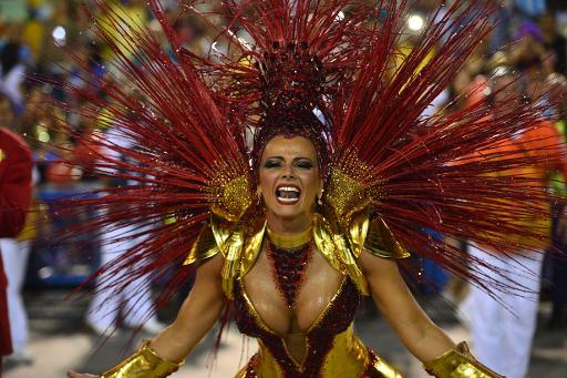 Một vũ công nhảy điệu samba trong đêm đầu tiên của lễ hội Rio - Brasil