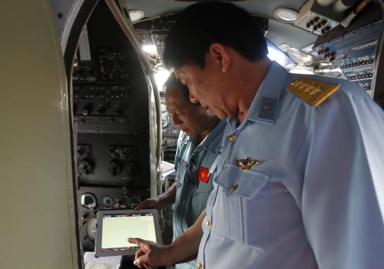Các sỹ quan cao cấp Việt Nam chỉ đạo hoạt động tìm kiếm trên tàu biển