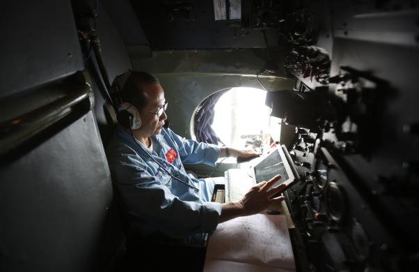 Trong khoang máy bay, phi công Việt Nam theo dõi và tìm kiếm qua những thiết bị hiện đại nhất