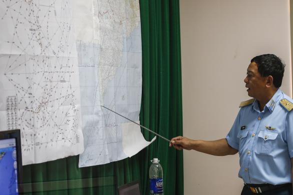 Phó Tư lệnh Không quân Việt Nam - Đỗ Minh Tuấn chỉ vào một bản đồ trong một cuộc họp báo sau một cuộc tìm kiếm tại sân bay Phú Quốc trên đảo Phú Quốc 