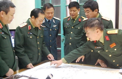 Các sĩ quan cao cấp của Quân đội nhân dân Việt Nam thường xuyên bàn các phương án tìm kiếm