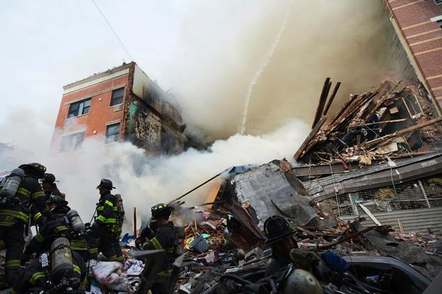 Đống đổ nát sau vụ nổ gas làm phá hủy hai tòa nhà tại Đông Harlem (New York, Mỹ), làm ít nhất hai người thiệt mạng và 18 người khác bị thương.