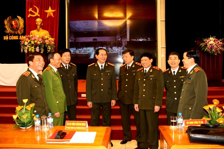Đại tướng Trần Đại Quang (thứ tư từ trái sang) trao đổi với các đại biểu dự hội nghị