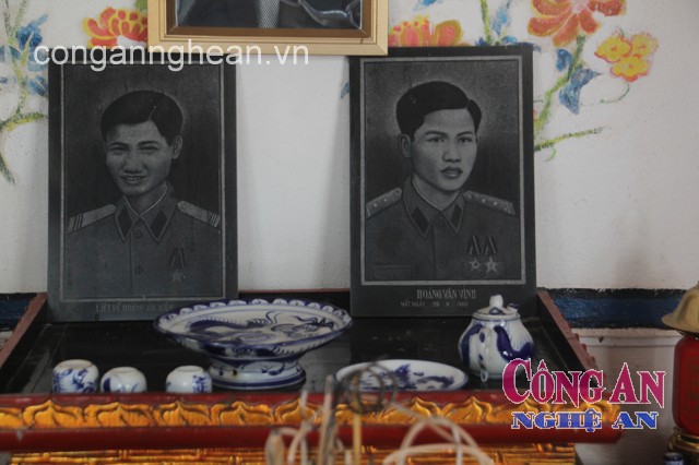 Bàn thờ và di ảnh của hai liệt sĩ  Hoàng Văn Vinh và Hoàng Văn Hiến