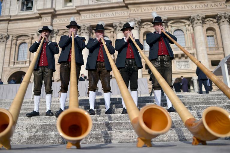 Nhạc công chơi kèn tại Quảng trường Bavarian Alps corp Thánh Phêrô ở Rome trước buổi tiếp kiến ​​chung của Đức Giáo Hoàng