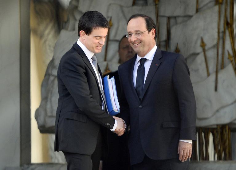 Thủ tướng Pháp Manuel Valls và và Tổng thống Francois Hollande trước Điện Elysee ngay trước khi công bố các thành phần của chính phủ
