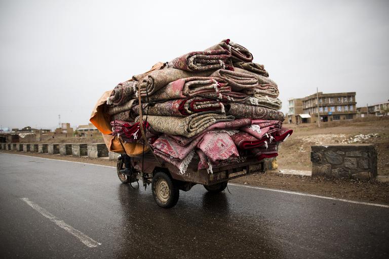 Một xe ba bánh chở thảm bán cho người dân Afghanistan và Iran, gần thành phố Herat, phía đông bắc Afghanistan