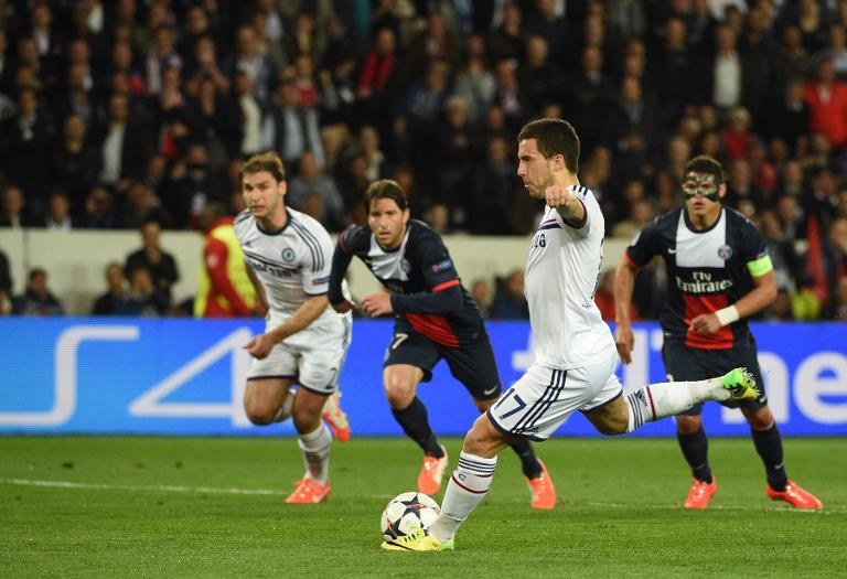 Tiền vệ Chelsea Eden Hazard  thực hiện cú đá phạt trong trận đấu với PSG