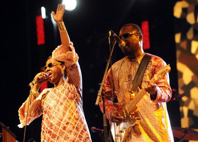 2 ca sĩ trên sân khấu ở Abidjan trong lễ hội lần thứ 7 của Abnoumabo, một huyện Abudjan, với chủ đề hòa bình và gắn kết xã hội