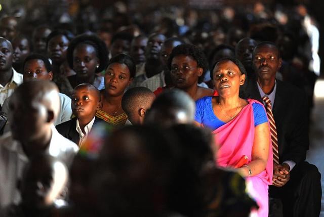 Cầu nguyện cho hòa bình trong nhà thờ Tin Lành tại Kigali, vào đêm trước của lễ khai mạc kỷ niệm 20 năm thảm họa diệt chủng ở Rwanda