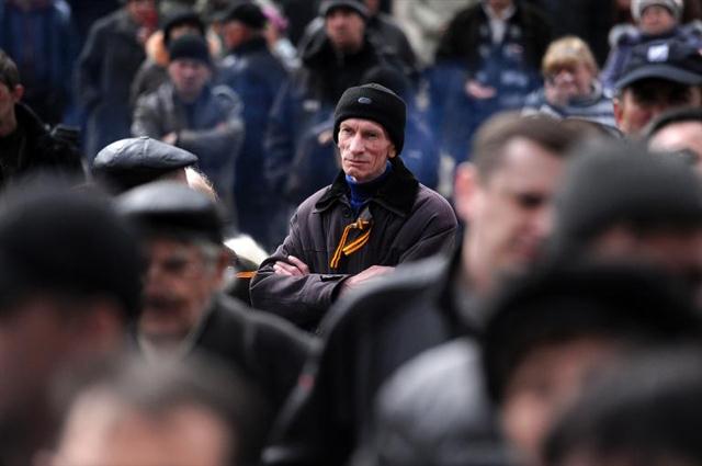 Một nhà hoạt động ủng hộ Nga tham gia vào cuộc biểu tình trước một tòa nhà công cộng ở Lugansk