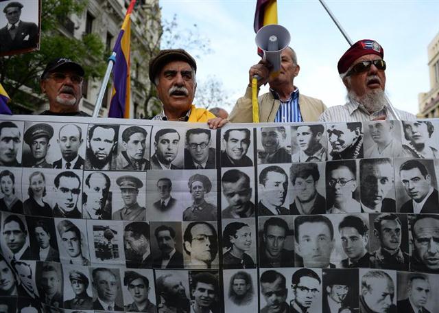 Người biểu tình  mang theo chân dung các nạn nhân bị thiệt mạng trong một cuộc diễu hành ở Madrid