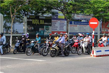 Việc thu phí đường bộ đối với xe môtô ở một số địa phương  vẫn còn nhiều bất cập