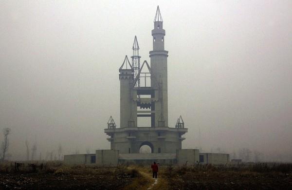 Ngay ngoại ô thủ đô Bắc Kinh, Trung Quốc, cũng có một công viên giải trí mang tên Wonderland xây lên để rồi bị bỏ hoang, với nhiều tòa lâu đài cổ tích dang dở nổi trên nền trời.