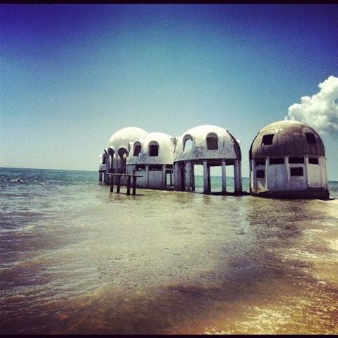 Những ngôi nhà mái vòm trên mặt nước biển ở Naples, miền Tây Nam Florida được xây dựng từ năm 1981. Sau một thời gian, nó bị bỏ hoang và không ai còn đến khu vực này nữa.