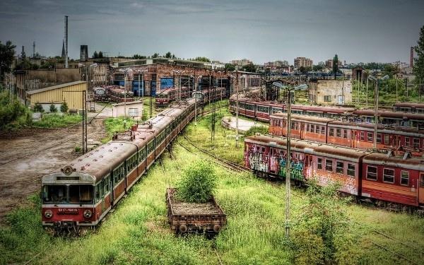 Từng là kho chứa tàu hỏa ở Ba Lan nhưng sau đó nơi đây đã trở thành một phế tích hoang tàn.
