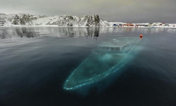Chiếc du thuyền Brazil tên Mar Sem Fin bị mắc kẹt dưới lớp băng ở khu vực Nam Cực sau lần bị đắm vào tháng 42012.