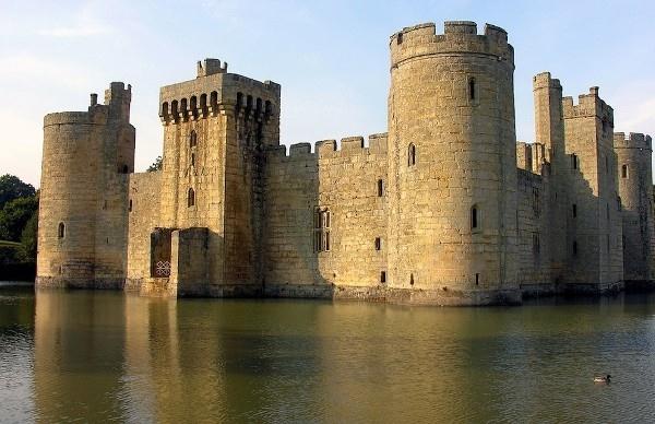 Lâu đài Bodiam với kiến trúc tháp canh ấn tượng được xây trên hồ nước bao quanh như trong truyện cổ ở Sussex, Anh cũng là một phế tích hoang tàn chẳng bao lâu sau khi xây dựng xong.