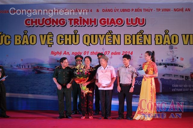 Tặng quà cho gia đình ông Phan Bá Uông có con là chiến sĩ Phan Bá Hùng đang làm nhiệm vụ ở đảo Nam Yết