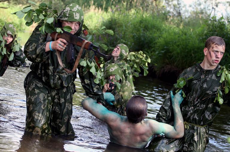 Những binh sĩ đang trong quá trình luyện tập tại trại huấn luyện gần một ngôi làng của Belarus Talka, khoảng 90 km về phía đông nam của thủ đô Minsk, Belarus