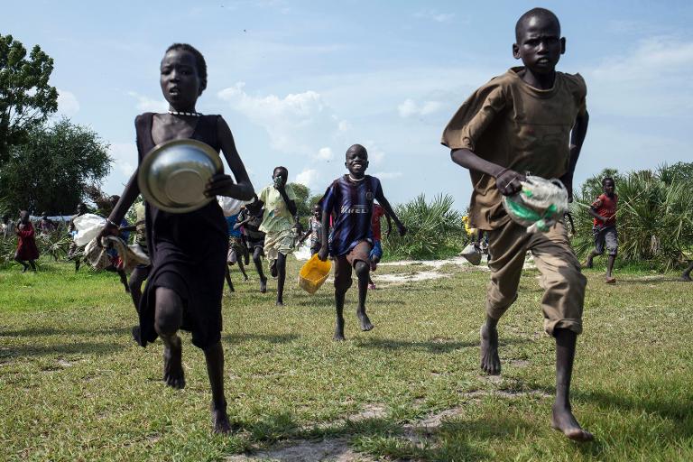 Những đứa trẻ đua nhau đi lấy lương thực được phân phát miễn phí tại Leer, Nam Sudan