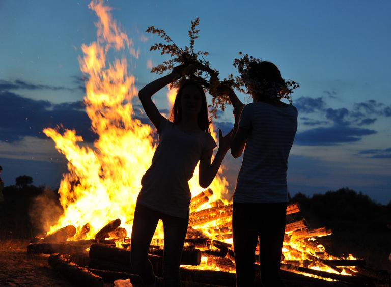 Những người thanh niên đội vòng hoa nhảy múa bên đống lửa mừng đêm Ivan Kupala, một lễ hội cổ xưa được tổ chức tại các vùng nông thôn gần thị trấn Turov, cách 260 km về phía tây nam của thủ đô Minsk, Belarus