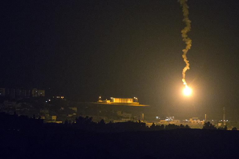 Bức ảnh chụp pháo sáng ở biên giới Israel phía Nam tiếp giáp với Dải Gaza