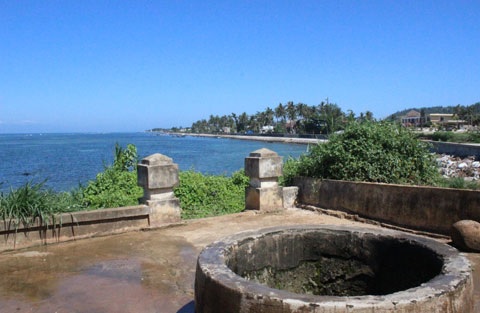 Giếng nước ngọt có từ thời vua Gia Long trong một lần tháo chạy ra đảo Lý Sơn được thần báo mộng, chỉ chỗ đào giếng.