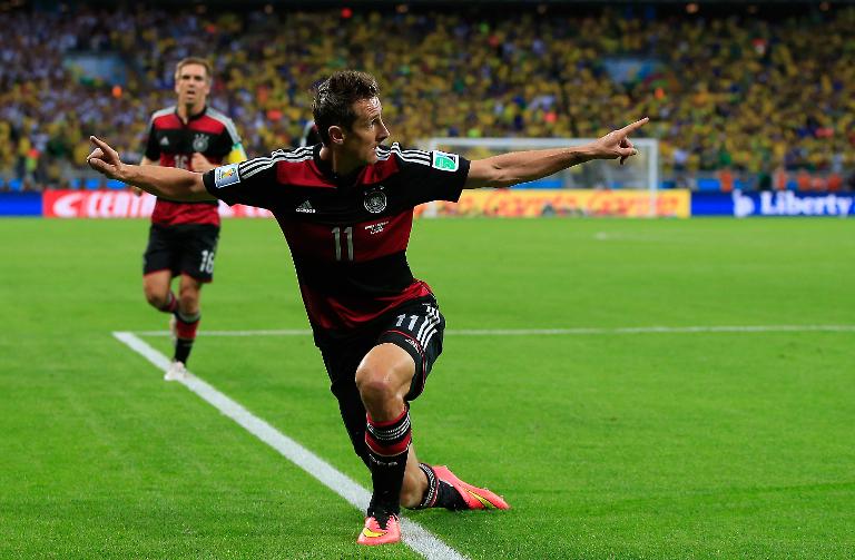Miroslav Klose ăn mừng sau khi ghi bàn vào lưới Brazil nâng tỉ số lên 2-0 tại Belo Horizonte trong trận tứ kết World Cup 2014