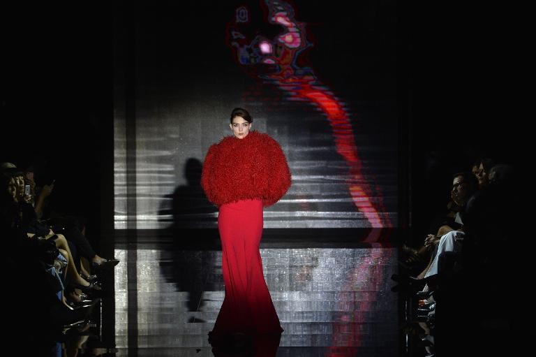 Một mẫu thiết kế của Giorgio Armani Prive trong bộ sưu tập thời trang Thu Đông Haute Couture  được trình trình diễn ở Paris