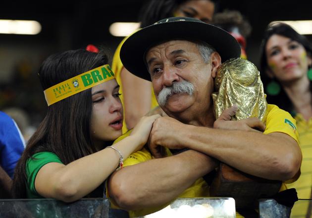 Nỗi buồn hiện rõ trên khuôn mặt các CĐV Brazil khi đội nhà thảm bại 1-7 trước Đức trong trận Bán kết ở Sao Paulo, Brazil